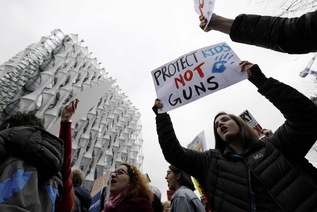 <b>Londres, Reino Unido.</b> “Protejan a los niños, no a las armas” se lee en el cartel de una manifestante frente a la nueva sede de la embajada de EEUU.