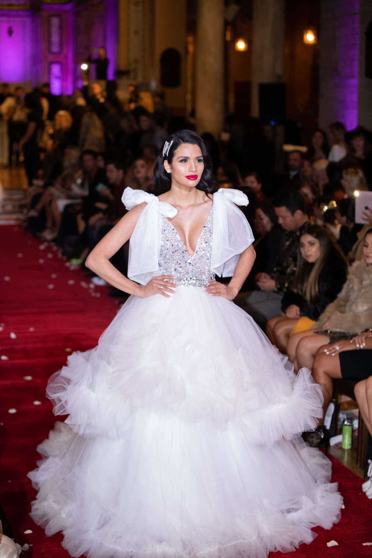 “Por eso el vestido de Marisela (de Montecristo, quien fue la representante de El Salvador en Miss Universo) le queda ceñido a su cuerpo, igual que a Alejandra y Chiquis, porque yo se los diseño a su cuerpo”.