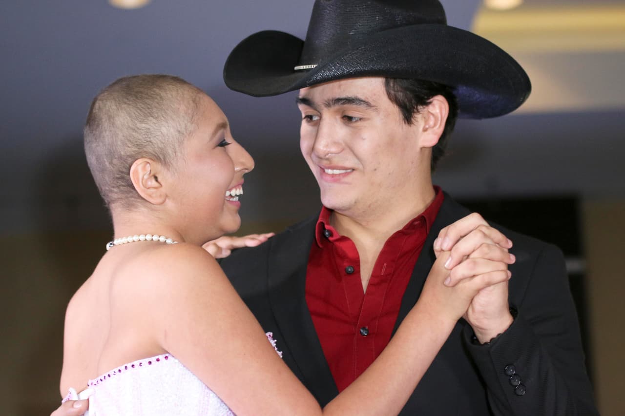 La quinceañera no pudo contener la emoción.