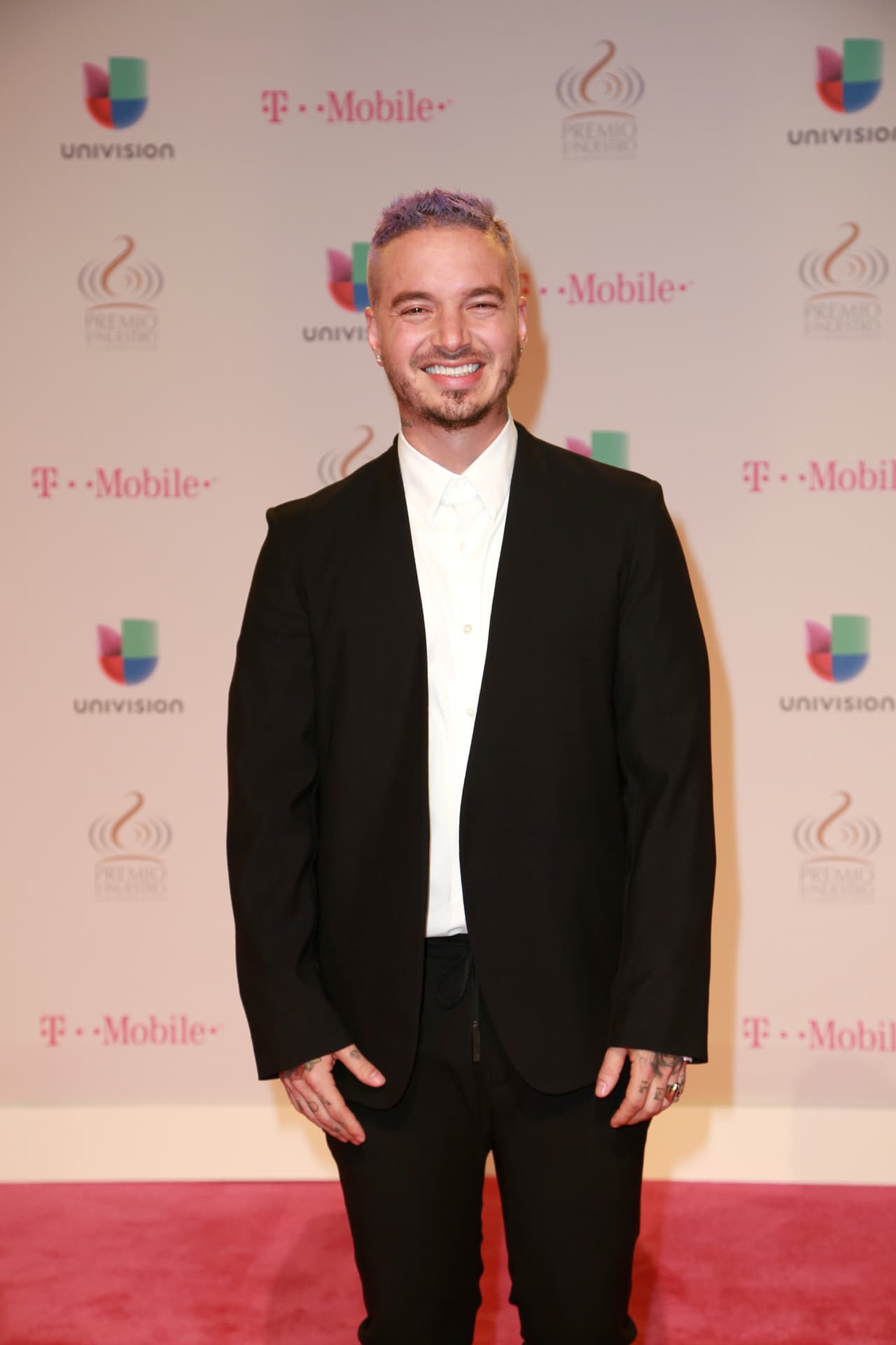 En 2016 vimos a un J Balvin más relajado, incluso con un cambio de look al teñir su cabello de un tono violeta. Compitió en dos categorías.
