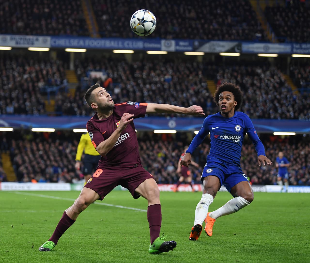 Aún así, la defensa del Barcelona se vio en muchas ocasiones en apuros porque las llegadas de Chelsea fueron más contundentes en los pies del brasileño William.