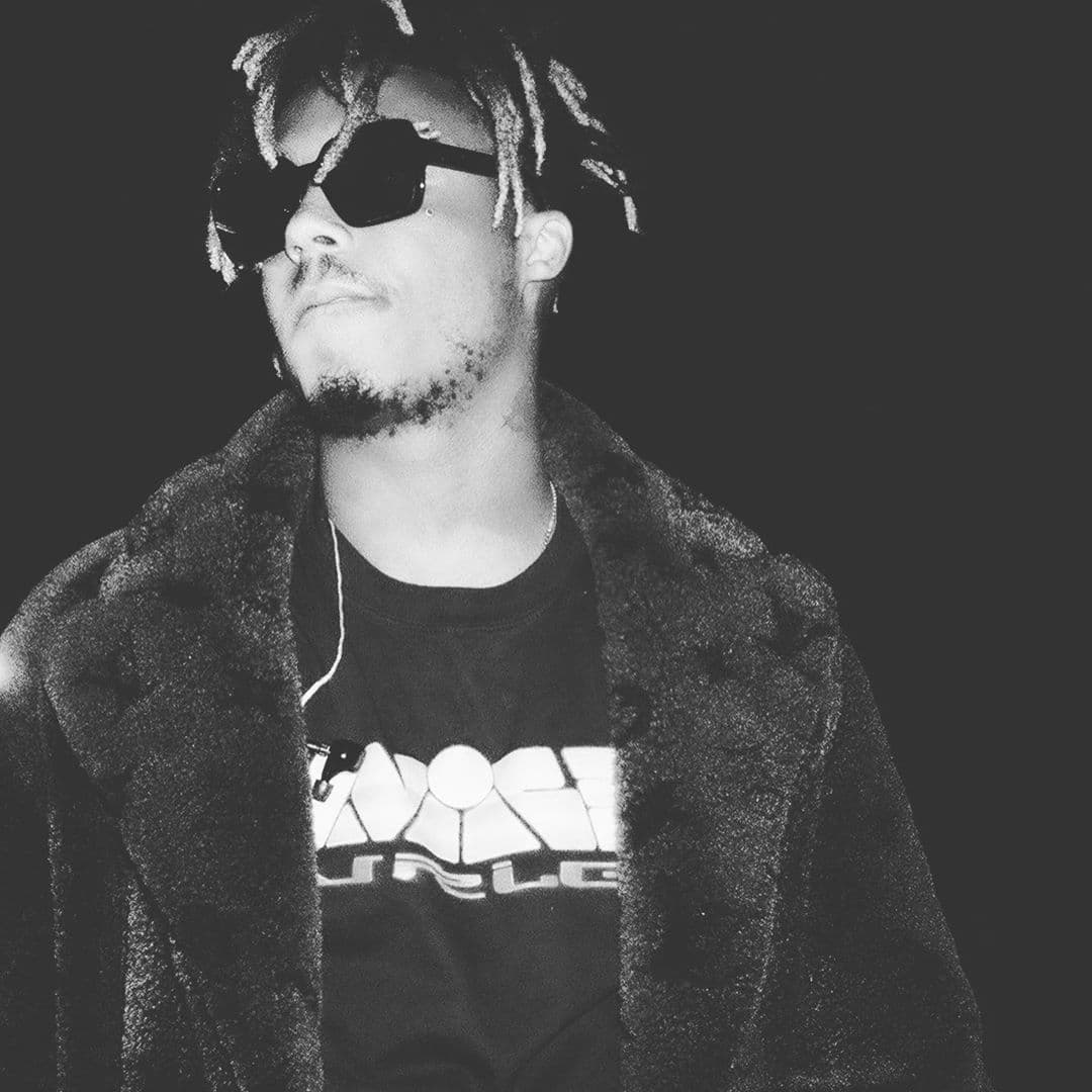 El pasado lunes, TMZ reportó que una persona relacionada al cantante dijo a las autoridades que Juice Wrld tenía un problema con el fármaco Percocet y que fuentes policiacas informaron que se encontró una botella de jarabe para la tos con codeína en el avión.