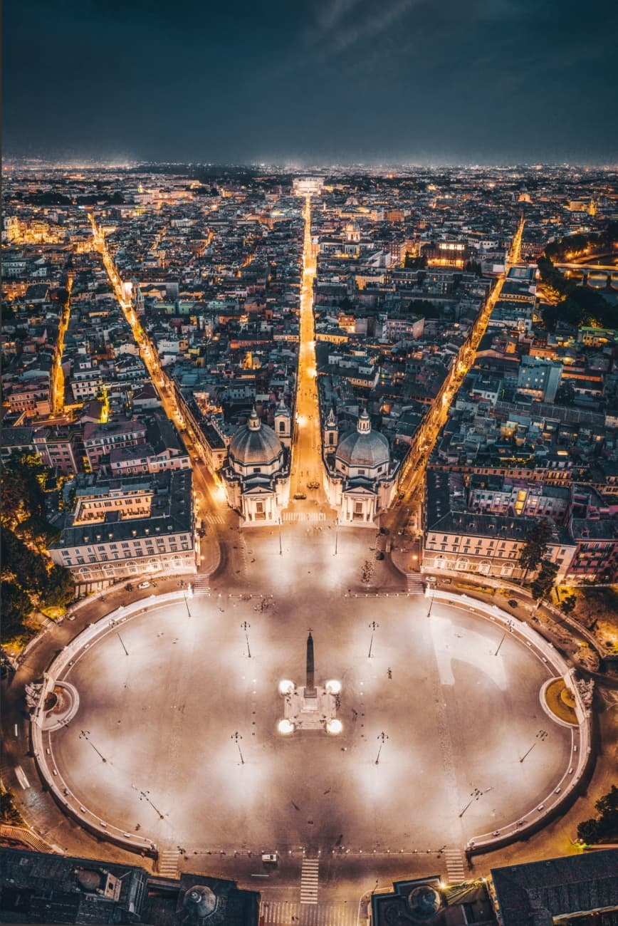 <b>La Corona.</b> Las líneas que dibujan una serie de avenidas desiertas en la noche de Roma, Italia, inspiraron al autor para nombrar esta imágen.