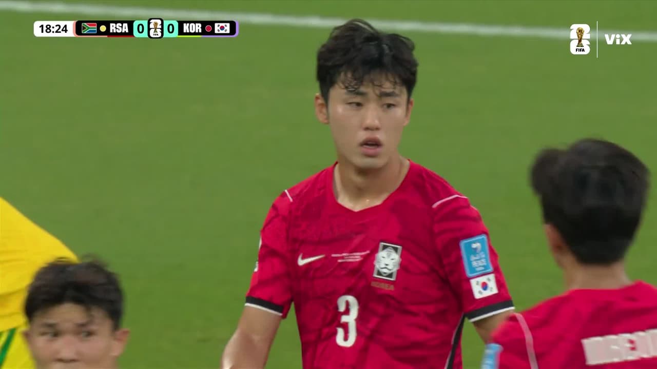 ¡Barrida oportuna de Corea! Gi-hyuk le roba el balón a sudafricano