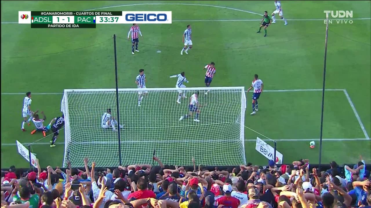 ¡CERCA! Jhon Murillo disparó que se estrella en el poste.