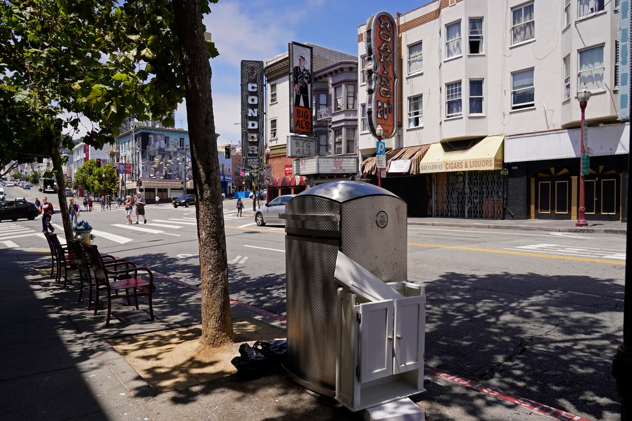 Este es el prototipo más caro de todos. Se llama 'Soft Square' y en caso de ser elegido le costaría a la municipalidad $20,900 por unidad. Uno de ellos fue colocado sobre Broadway Street, en el barrio North Beach.