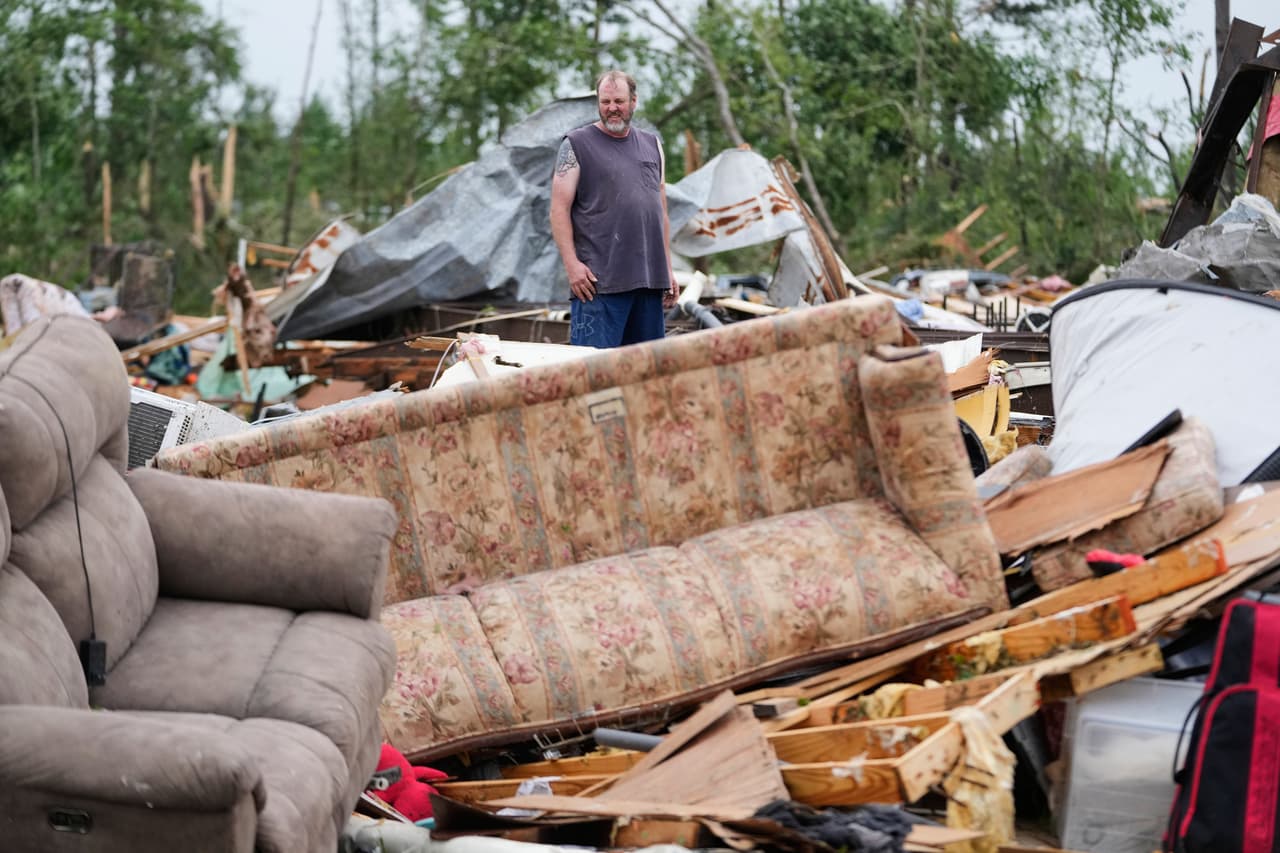 Un débil maullido entre los escombros de un tornado en Mississippi conduce a un rescate asombroso