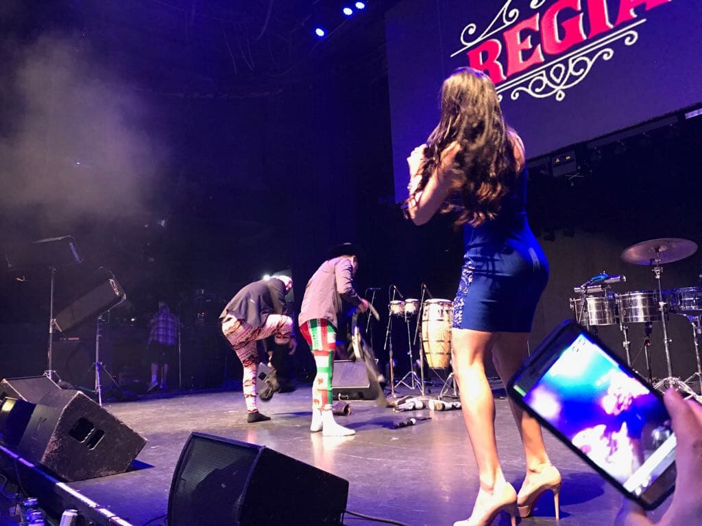 'El Bueno, La Mala y El Feo' se robaron el show durante concierto privado en Los Ángeles.