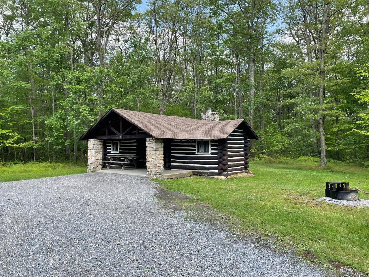 <b><a href="https://www.dcnr.pa.gov/StateParks/FindAPark/ParkerDamStatePark/Pages/Stay.aspx">Parker Dam State Park</a></b>. Cuenta con 16 cabañas rústicas que se pueden alquilar durante todo el año. Cada cabaña tiene un baño moderno cercano con lavabo, ducha e inodoro. Las cabañas tienen capacidad para cuatro, seis u ocho personas y se calientan con gas y una chimenea. El parque también tiene una exclusiva cabaña de troncos octogonal que puede albergar a 11 personas.
<br>
<br>
<b><a href="https://goo.gl/maps/nFsPWw6bKU6RyhH2A">Cómo llegar</a></b>