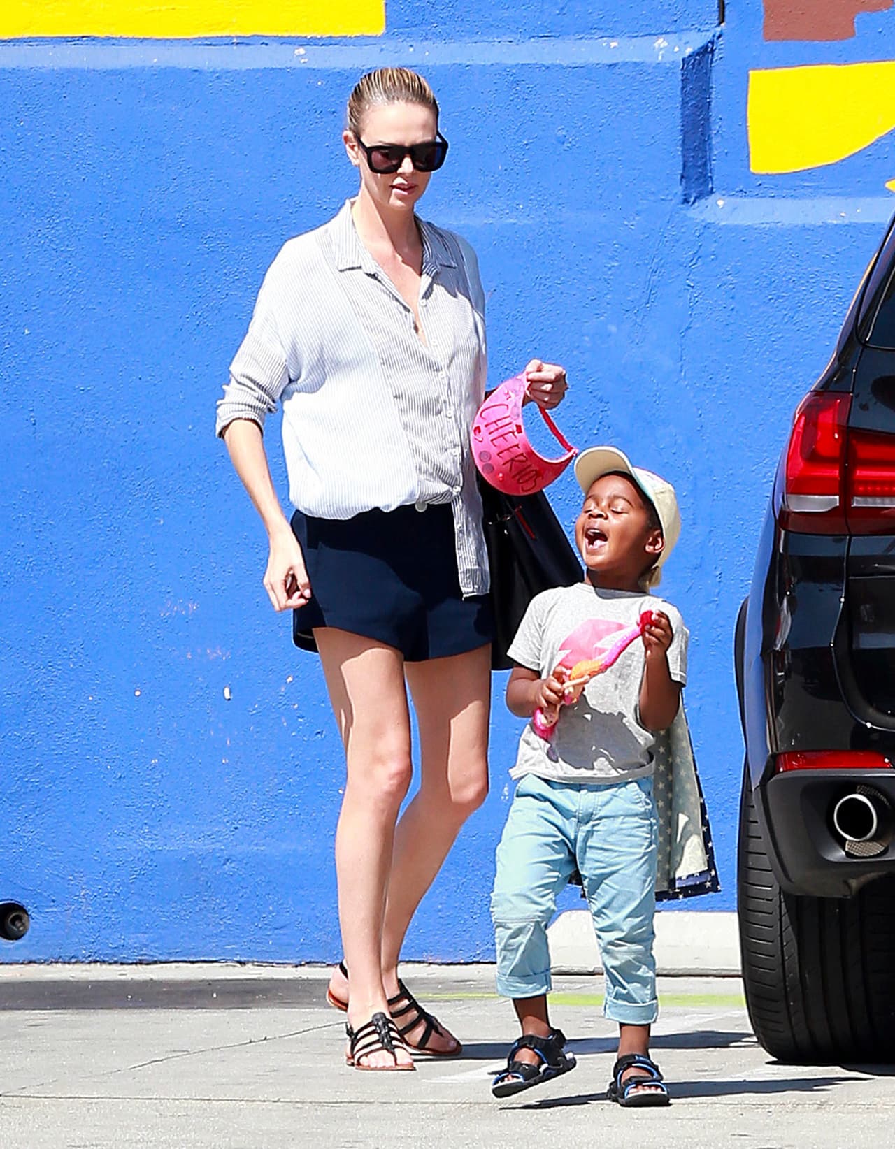 Hace unas semanas, Charlize comiendo tacos con su pequeño Jackson - ya sin Sean Penn.