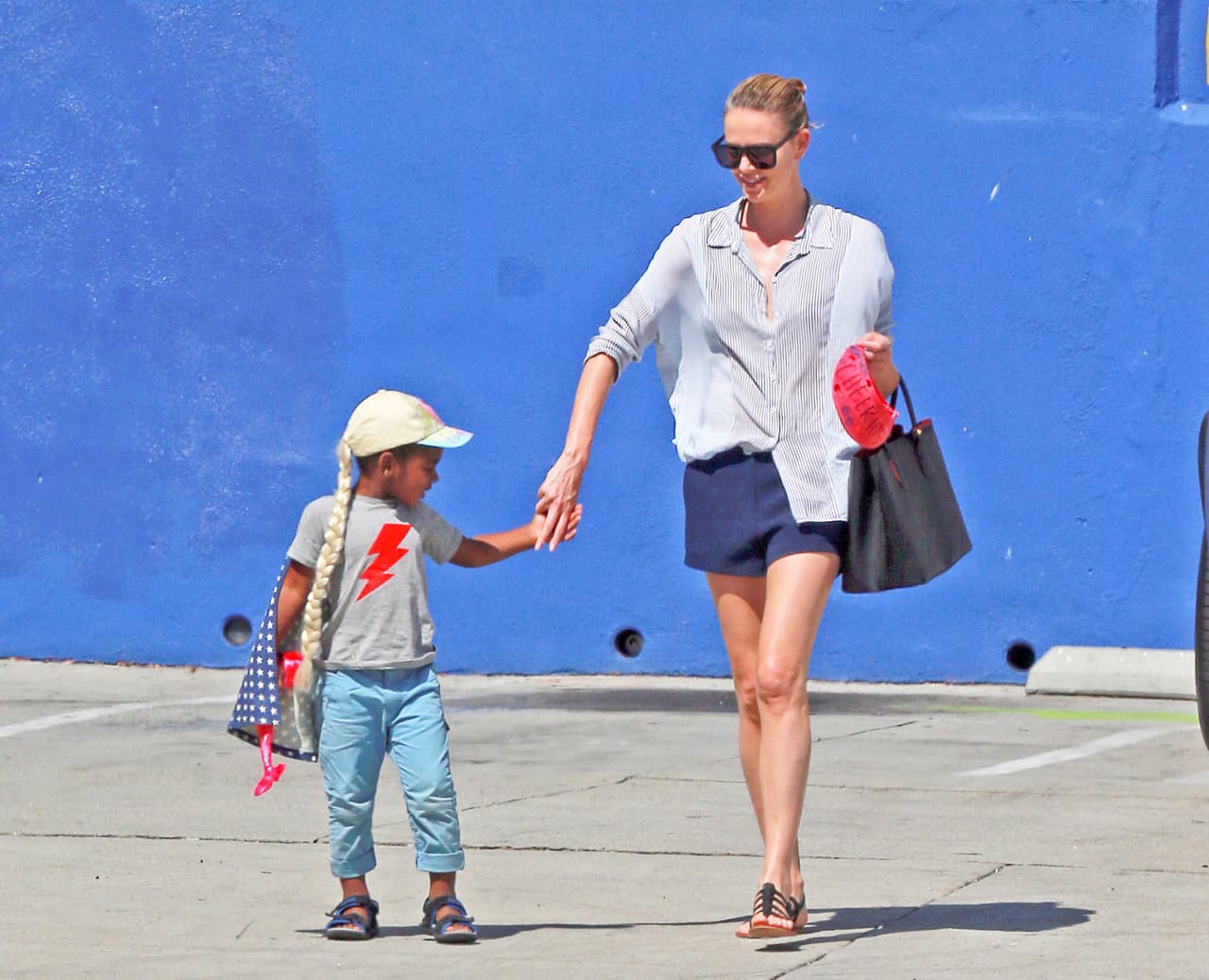 Hace unas semanas, Charlize comiendo tacos con su pequeño Jackson - ya sin Sean Penn.