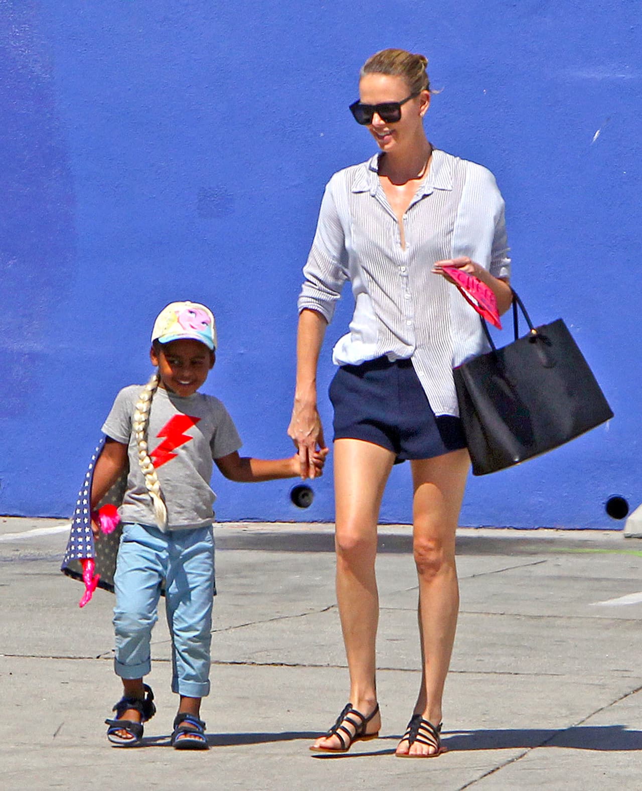 Hace unas semanas, Charlize comiendo tacos con su pequeño Jackson - ya sin Sean Penn.