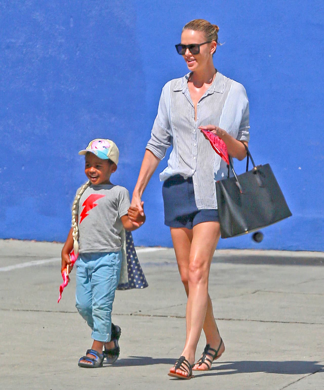Hace unas semanas, Charlize comiendo tacos con su pequeño Jackson - ya sin Sean Penn.