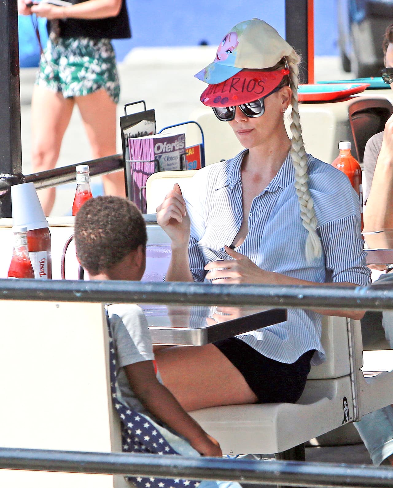 Hace unas semanas, Charlize comiendo tacos con su pequeño Jackson - ya sin Sean Penn.