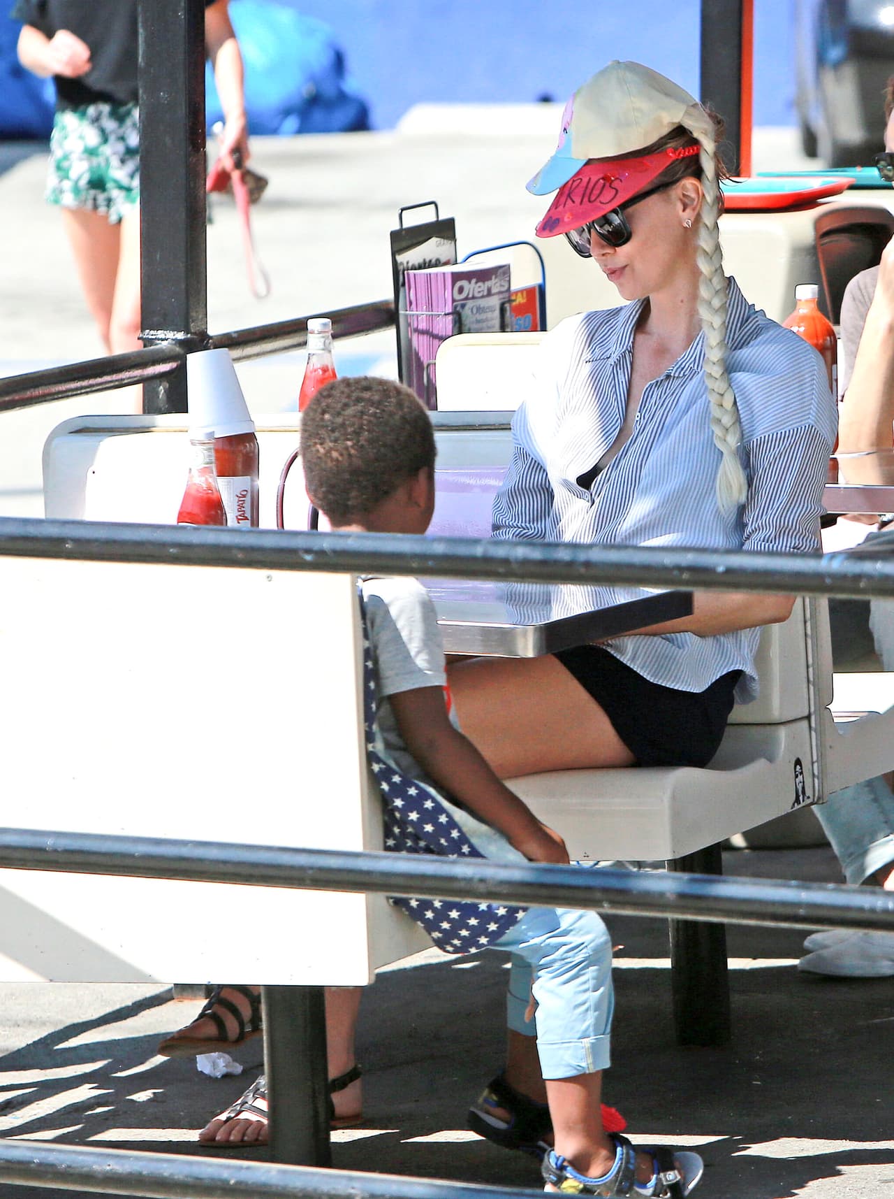 Hace unas semanas, Charlize comiendo tacos con su pequeño Jackson - ya sin Sean Penn.