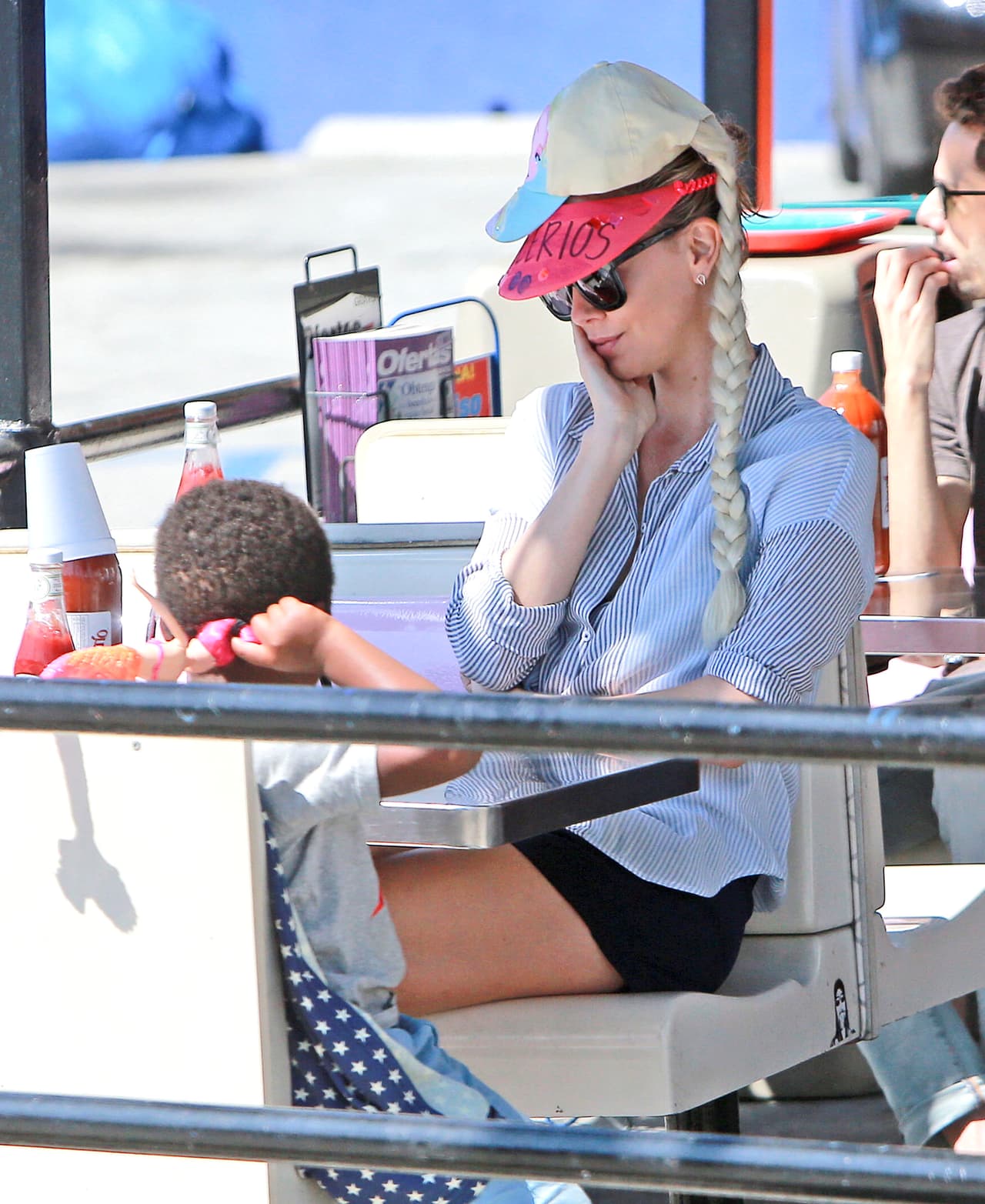 Hace unas semanas, Charlize comiendo tacos con su pequeño Jackson - ya sin Sean Penn.