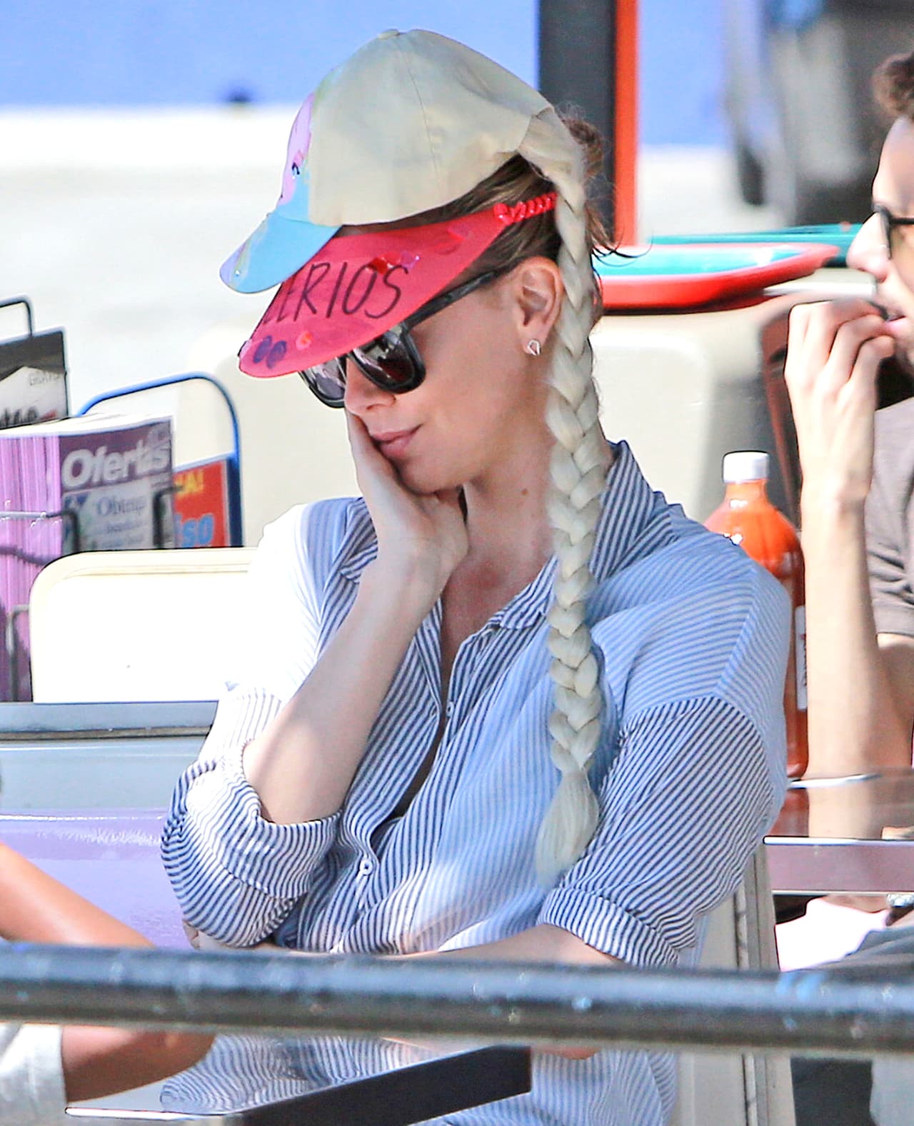 Hace unas semanas, Charlize comiendo tacos con su pequeño Jackson - ya sin Sean Penn.