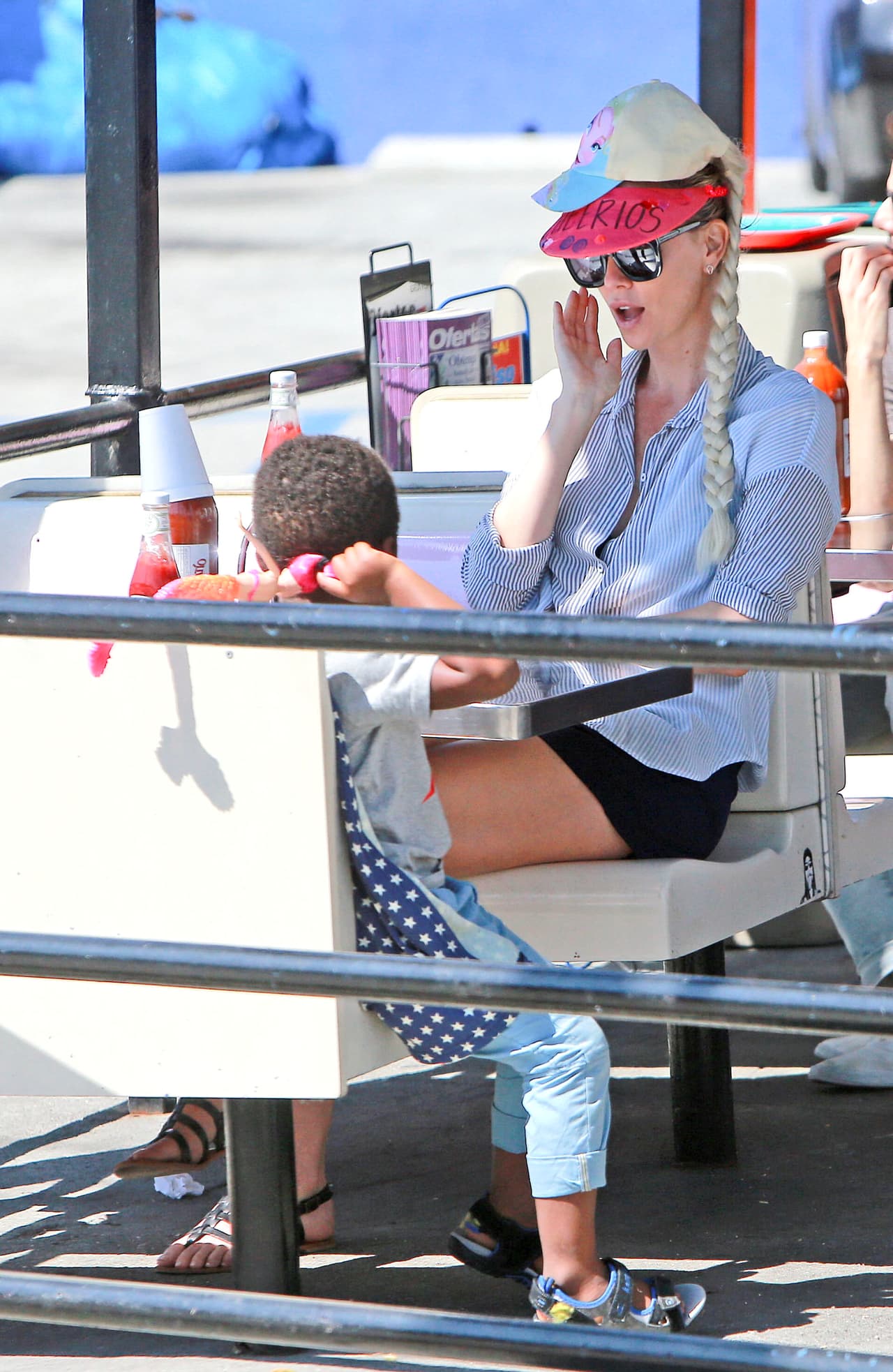 Hace unas semanas, Charlize comiendo tacos con su pequeño Jackson - ya sin Sean Penn.