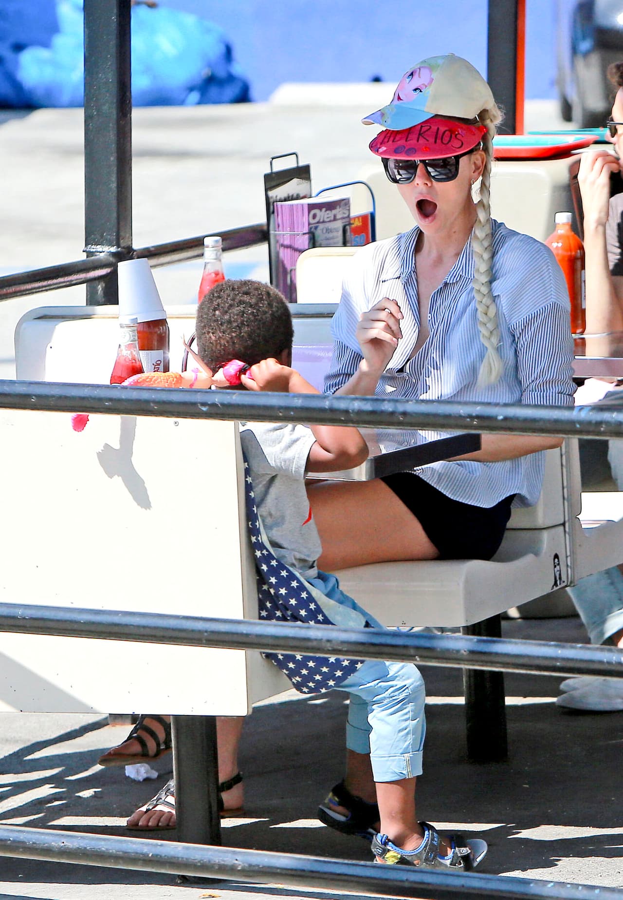 Hace unas semanas, Charlize comiendo tacos con su pequeño Jackson - ya sin Sean Penn.