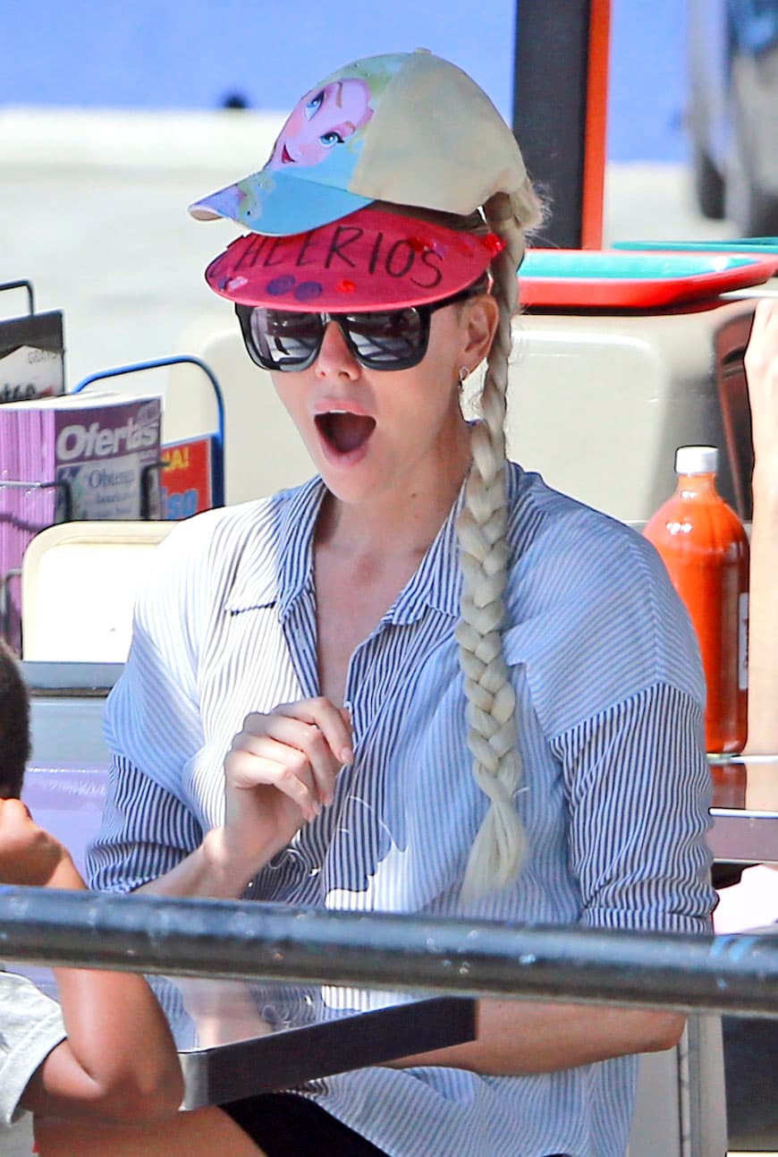 Hace unas semanas, Charlize comiendo tacos con su pequeño Jackson - ya sin Sean Penn.