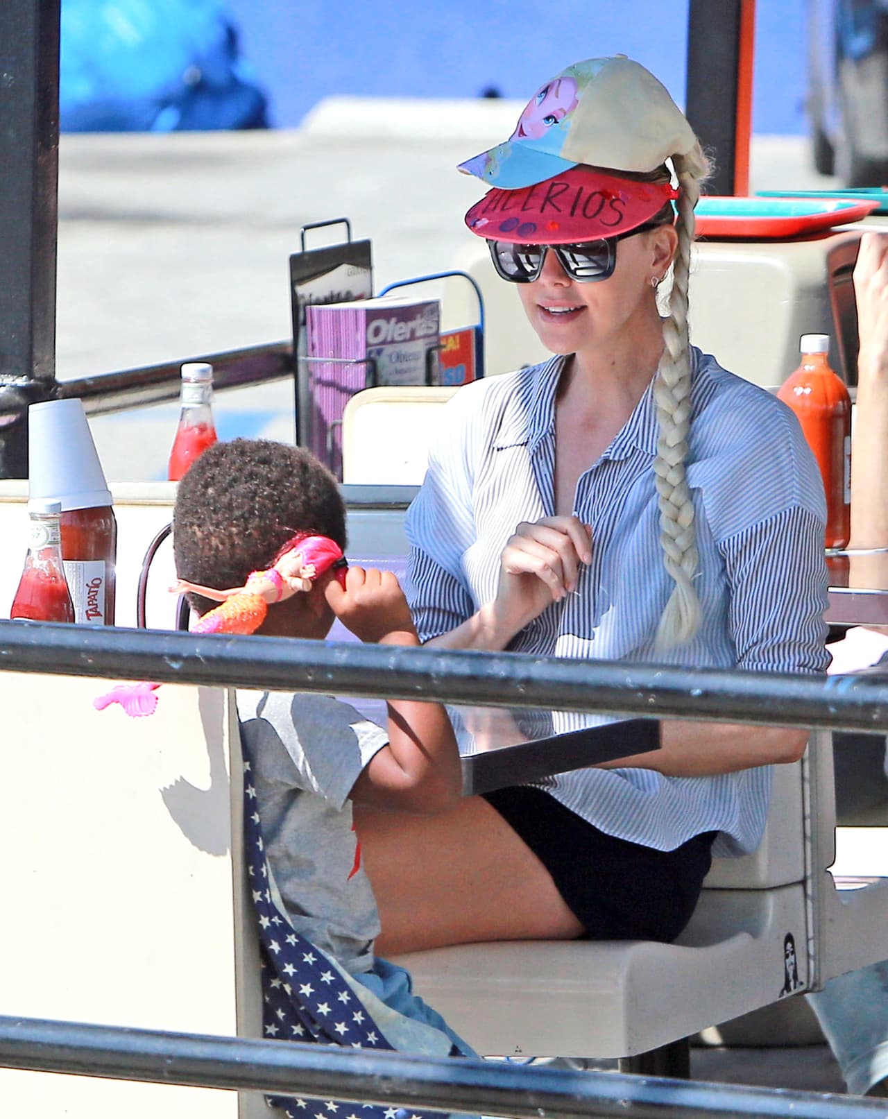 Hace unas semanas, Charlize comiendo tacos con su pequeño Jackson - ya sin Sean Penn.