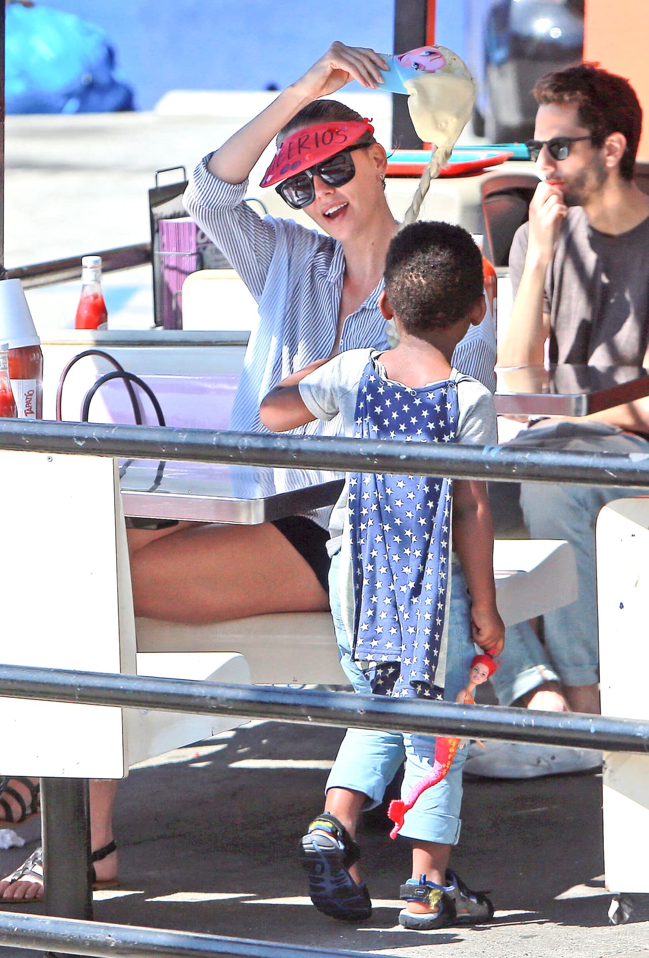 Hace unas semanas, Charlize comiendo tacos con su pequeño Jackson - ya sin Sean Penn.