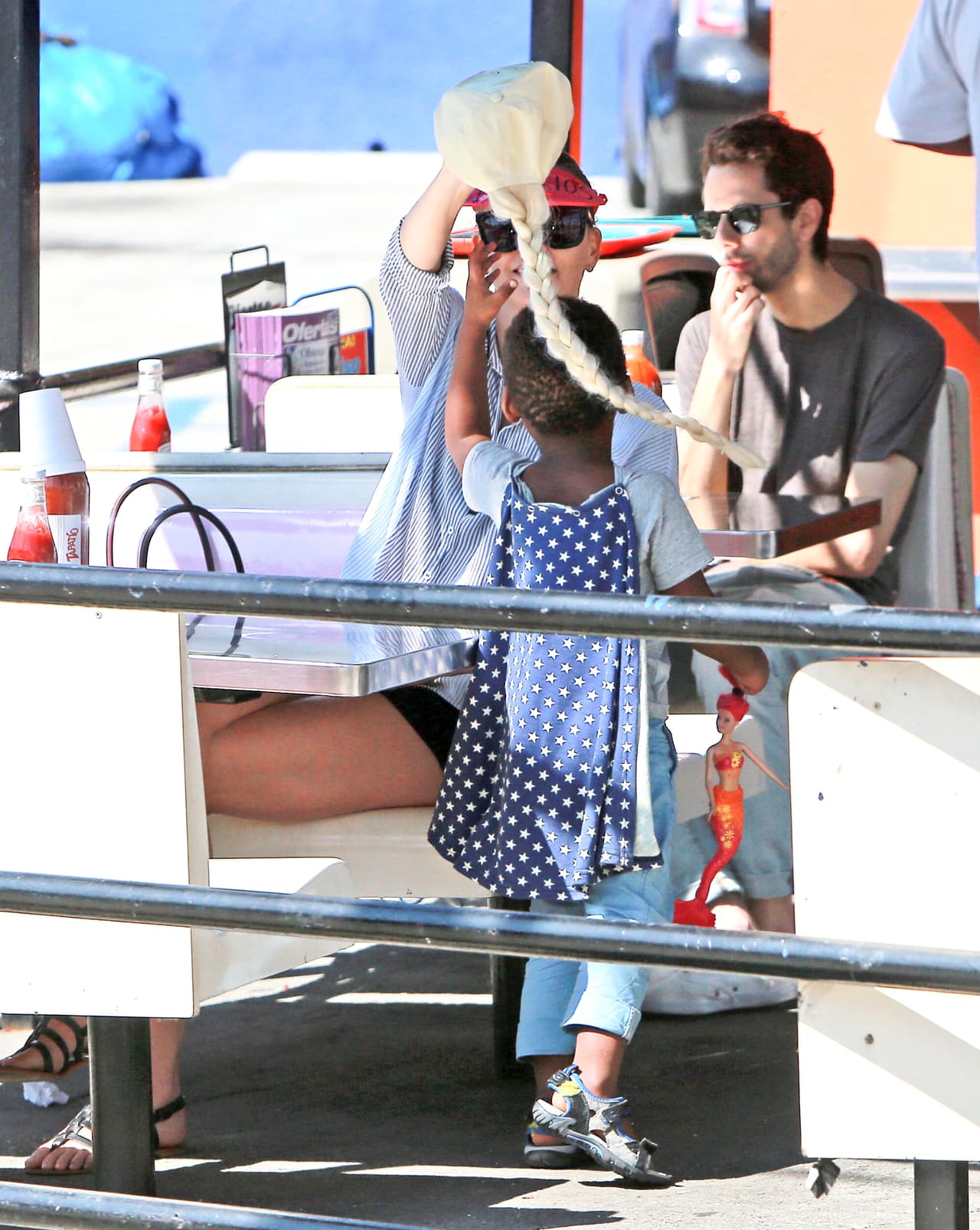 Hace unas semanas, Charlize comiendo tacos con su pequeño Jackson - ya sin Sean Penn.