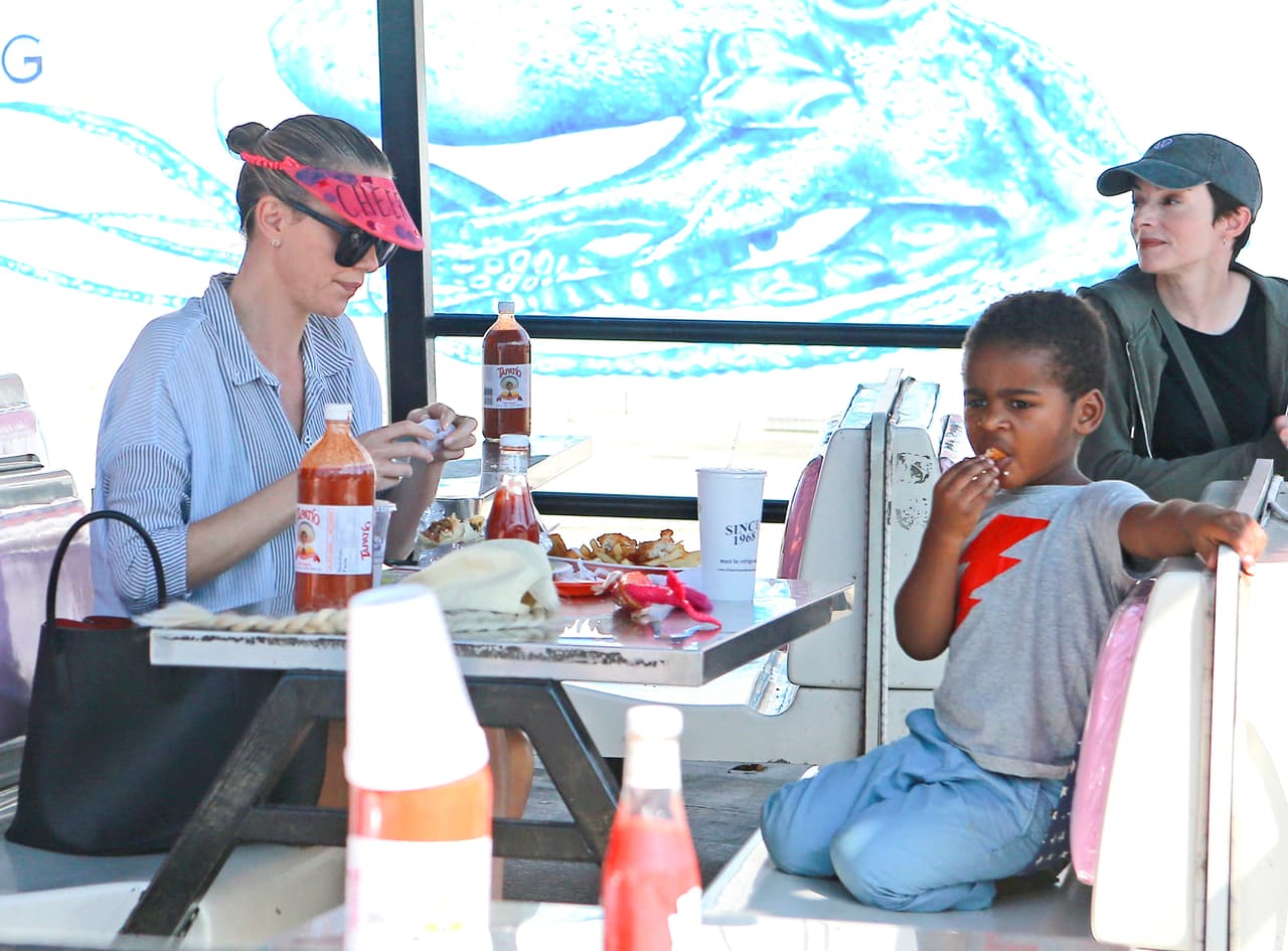 Hace unas semanas, Charlize comiendo tacos con su pequeño Jackson - ya sin Sean Penn.