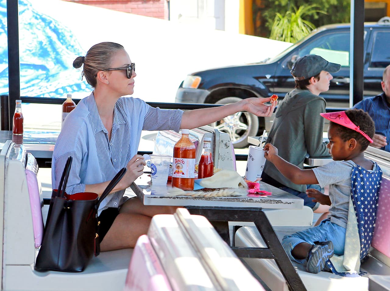 Hace unas semanas, Charlize comiendo tacos con su pequeño Jackson - ya sin Sean Penn.