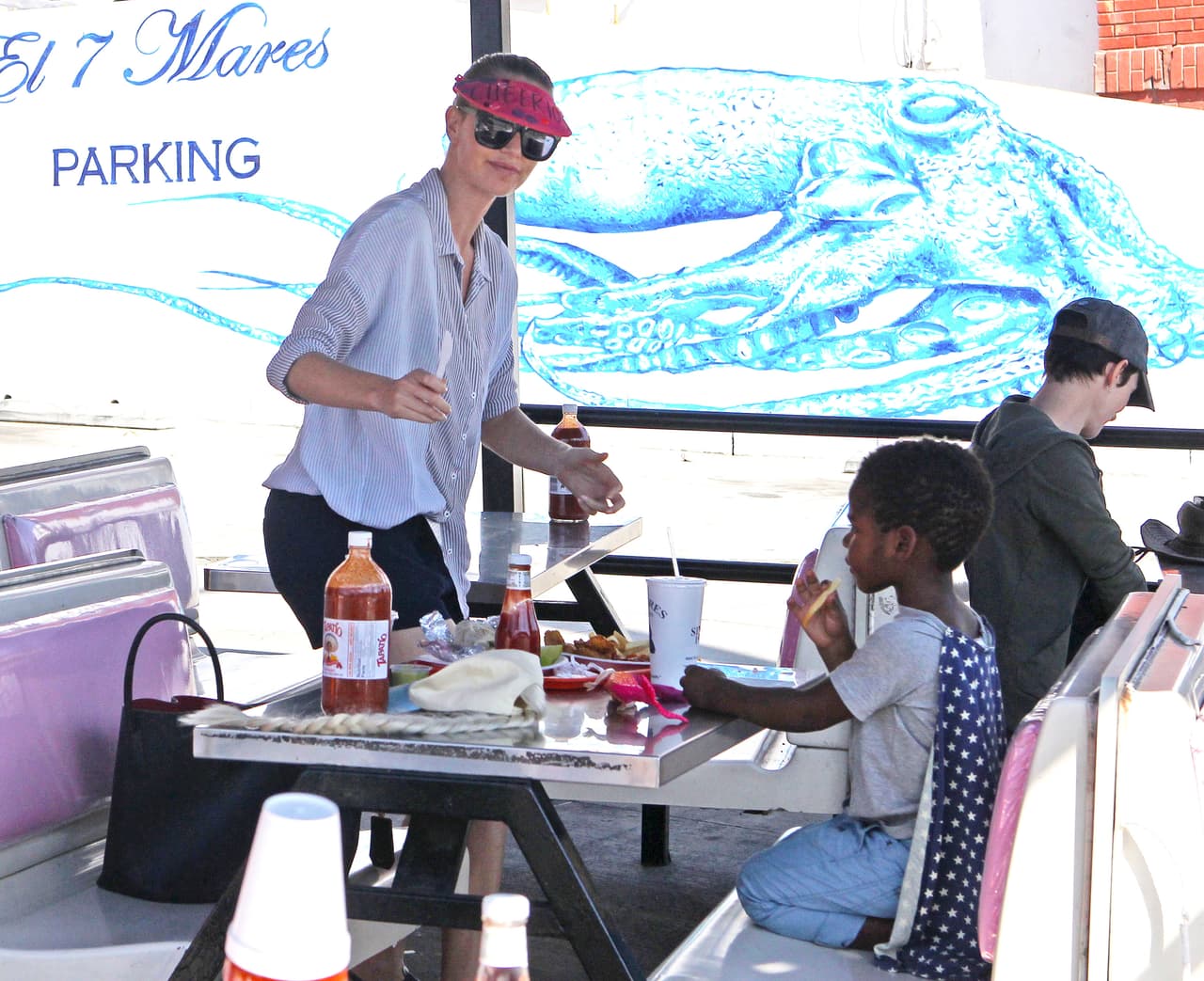 Hace unas semanas, Charlize comiendo tacos con su pequeño Jackson - ya sin Sean Penn.