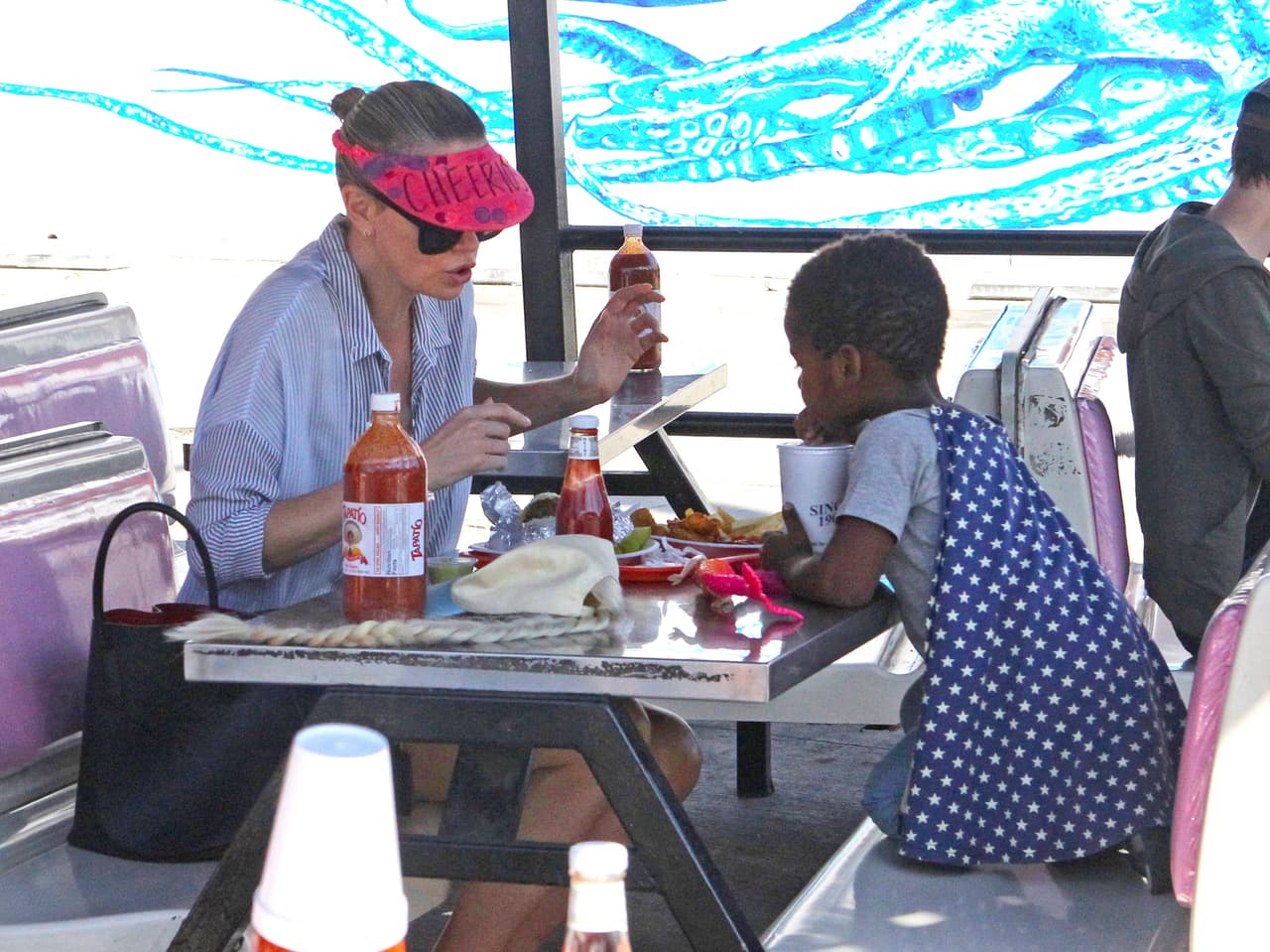 Hace unas semanas, Charlize comiendo tacos con su pequeño Jackson - ya sin Sean Penn.