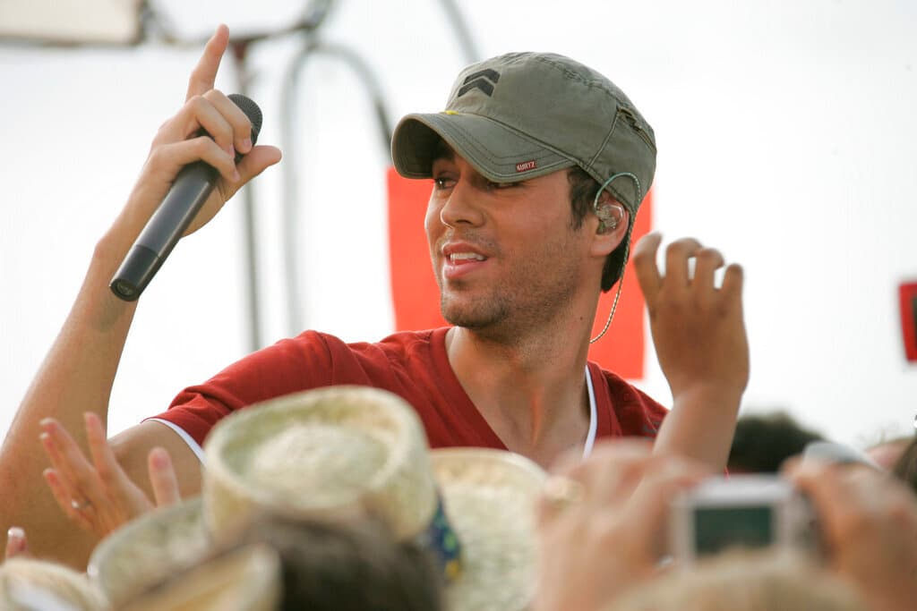 Sin embargo, Jeff Bezos no es la única celebridad que tiene una residencia dentro de Indian Creek. El cantante 
<b>Enrique Iglesias también es residente de la zona.</b> El intérpete de "Bailando" y "Héroe" tiene una
<b> fortuna aproximada de $100 millones.</b>