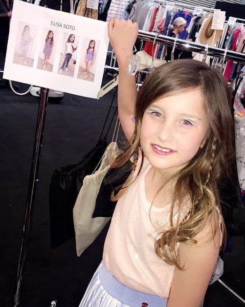 A la pequeña le gusta el modelaje, y ya ha participado en algunas pasarelas de ropa infantil.