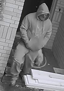 Autoridades alertan la comunidad de un hombre ‘enmascarado’