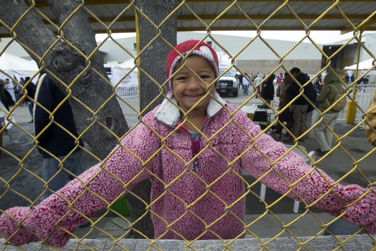 Una niña migrante dentro del almacén convertido en albergue. El alcalde de Piedras Negras, Claudio Bres Garza, dijo que la ciudad daría la bienvenida a "todos los que mantengan un buen comportamiento", luego de que el gobernador de Coahuila, Miguel Ángel Riquelme, prometiera no aceptar más inmigrantes indocumentados en el estado.