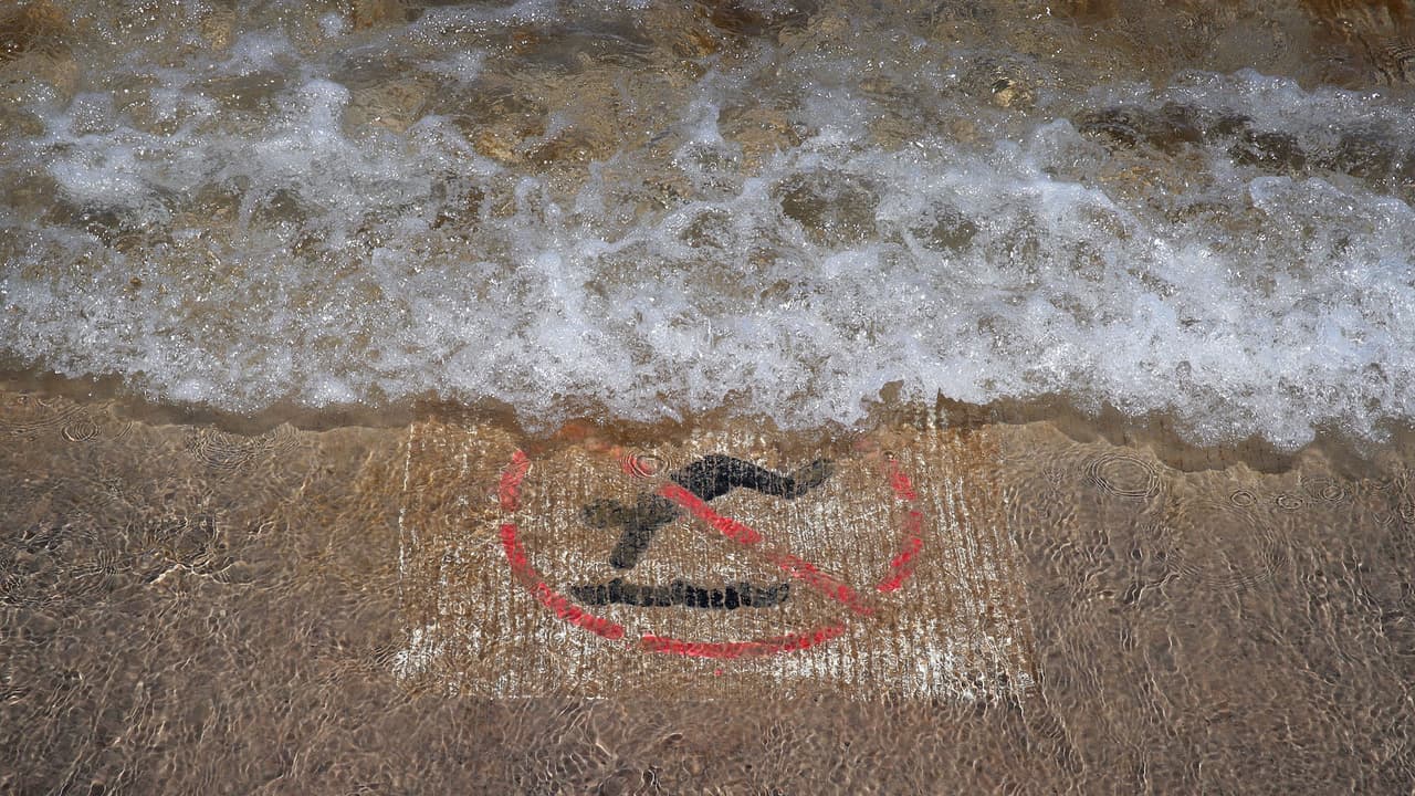 Cierran tramos junto al Lago Michigan en Chicago debido a fuerte oleaje y escombros