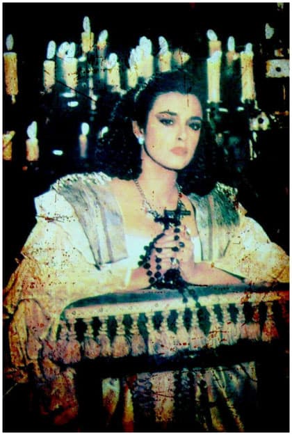 Al inicio de la historia el tema de entrada era "Un alma en pena", canción compuesta por 
<b><a href="http://www.univision.com/temas/juan-gabriel">Juan Gabriel</a></b>, pero al no ser del agrado de Emilia Azcárraga Milmo por estar en contra de la religión, se cambió por "Morir un poco".