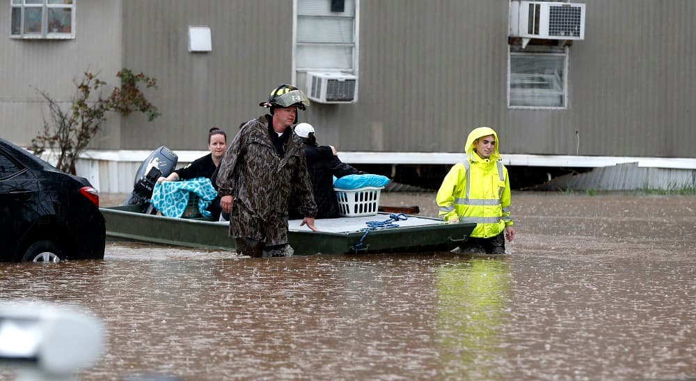 Bomberos y voluntarios ayudan a evacuar a los residentes de Bossier City, en Louisiana.
