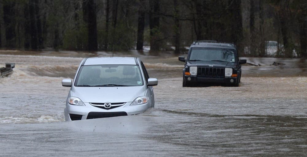 Varios autos tratan de avanzar por las carreteras anegadas cerca de Sibley, en Louisiana.