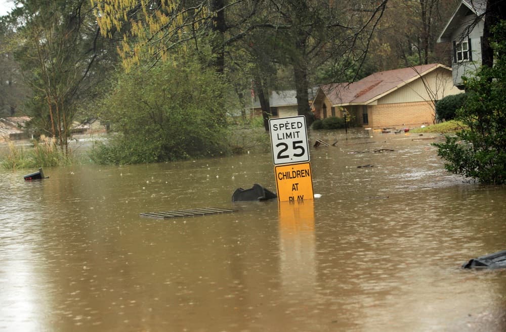 Una señal de tráfico cubierta a la mitad por las aguas en Tall Timbers Haughton, Louisiana.