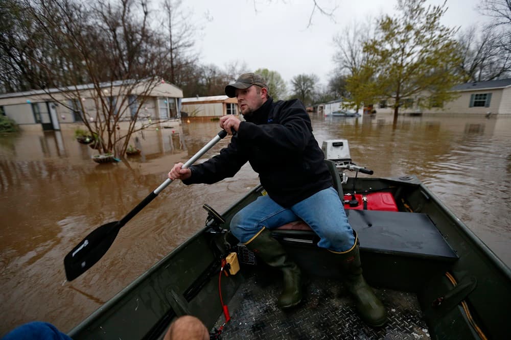 Sam Breen rema en una calle inundada en Bossier City, Louisiana, el 9 de marzo del 2016