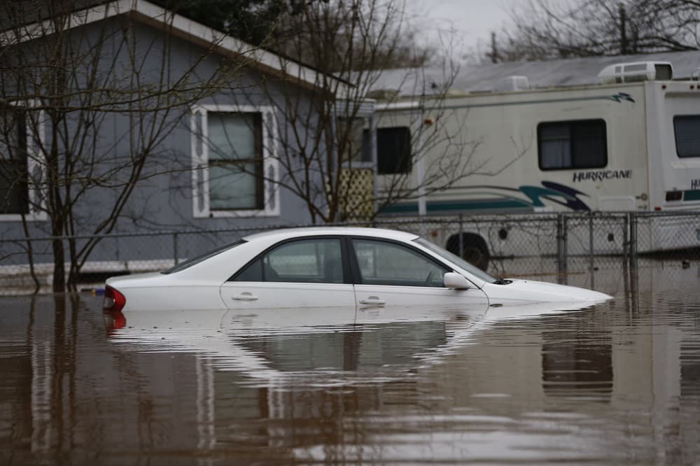 Un auto es visto parcialmente sumergido durante la inundación en el parque de remolques Pecan Valley Estates en Bossier City, Louisiana