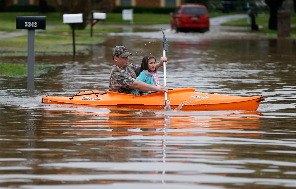 Un hombre rema junto con una menor por Golden Meadows, en Bossier City (Louisiana)
