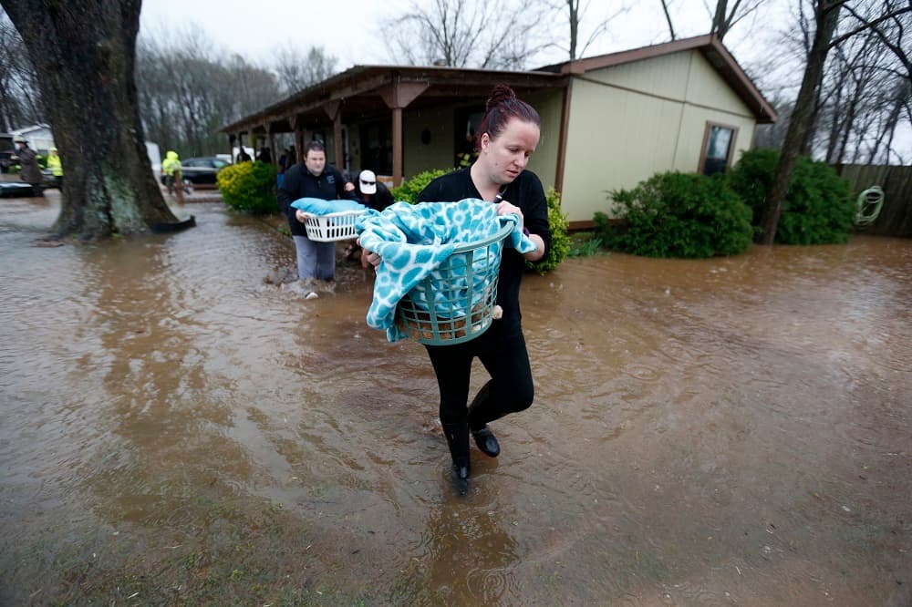Una mujer trata de trasladar algunas pertenencias del parque de viviendas inundado donde vive en Bossier City, Louisiana.