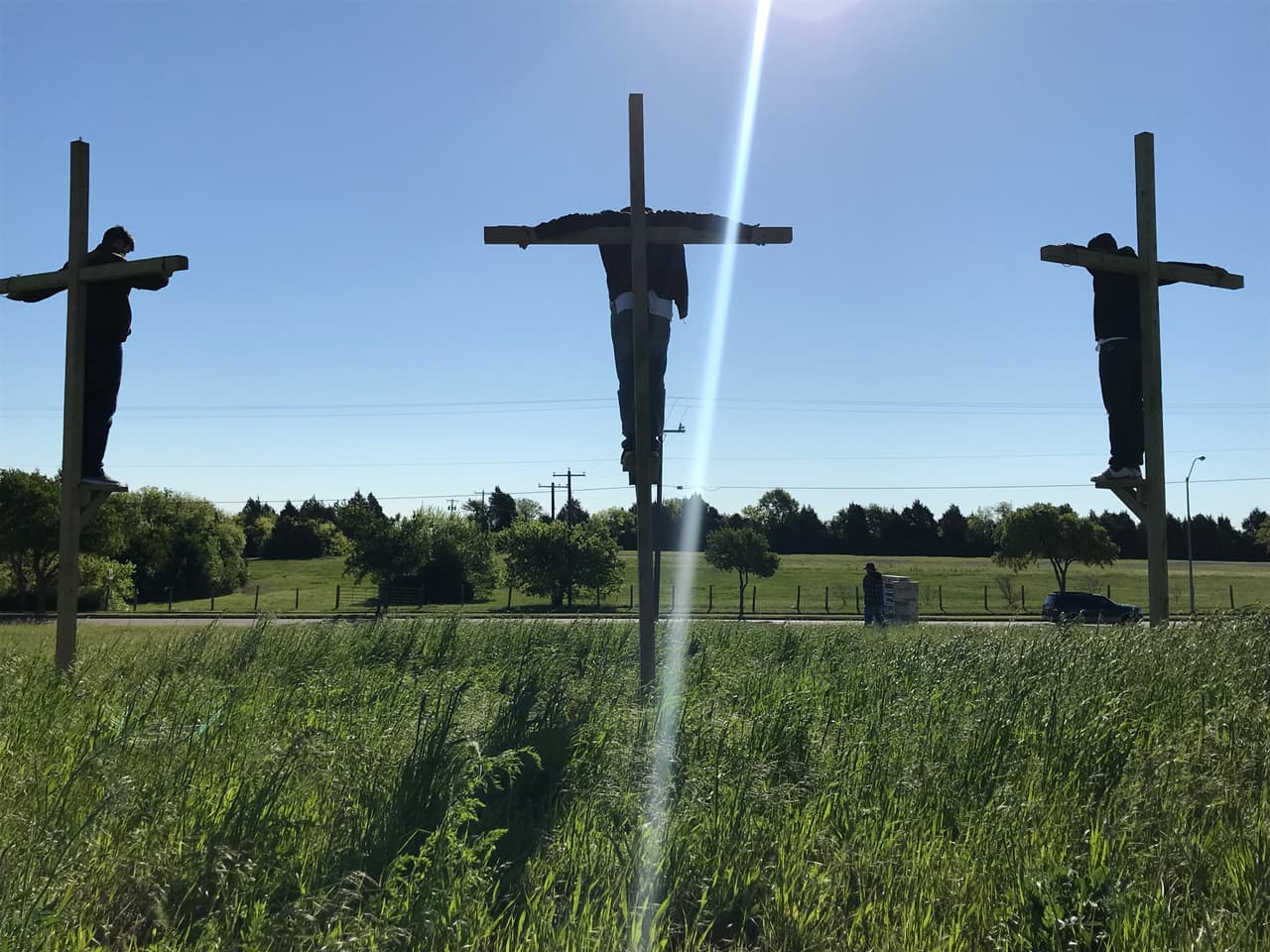 El sol resplandeció durante gran parte del día en el que estos voluntarios simbolizaron la crucificción de Jesús.