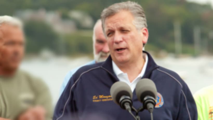 Al ejecutivo del condado Nassau en Long Island lo arrestan por corrupción y fraude