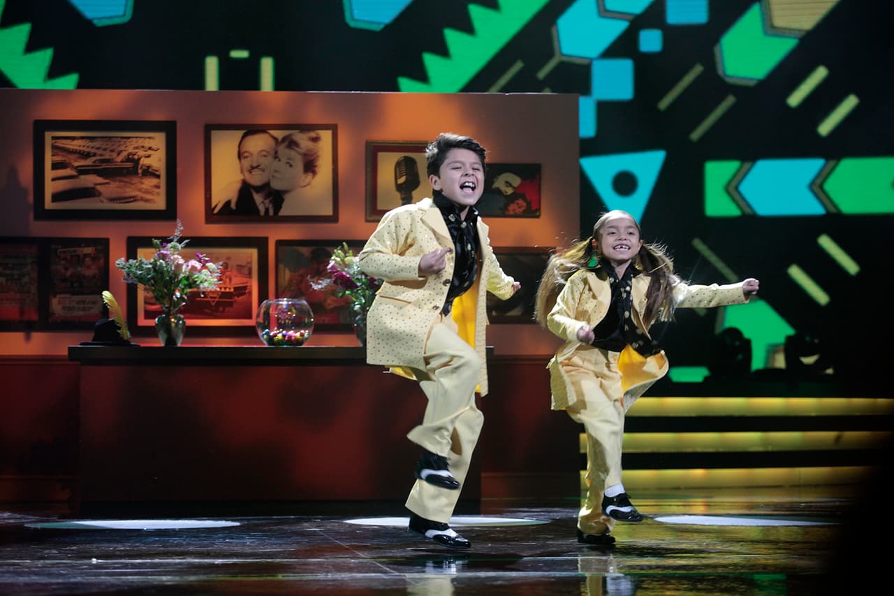 La pista se cargó de ritmo cuando Paulo y Regina bailaron el tema ‘Mambo N° 5’.