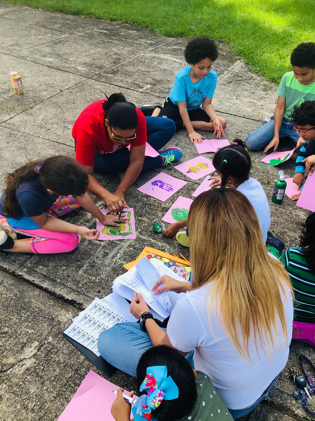 Asistentes y guías Montessori, coordinados por Verónica Toro, del INE, también están llevando juegos y materiales Montessori a las comunidades donde aún no comienzan las clases.
