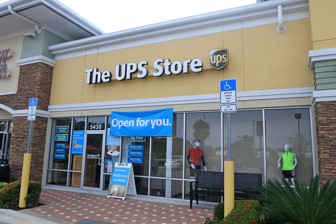 <b>UPS</b>.
<br>
<br>Esta compañía de entrega de encomiendas está contratando personal para los almacenes, entre ellos supervisores a tiempo parcial, una posición que incluye beneficios como el 401 k, descuentos en acciones de la compañía y vacaciones.
<br>
<br>También ofrece otros puestos a tiempo parcial (20 horas por semana o menos) y de ingreso de datos (que requieren escribir 30 palabras por minuto), con un pago de hasta 170 dólares por semana.
<br>