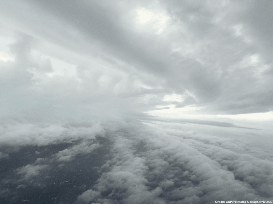 Este es el huracán Matthew en 2016 a unas millas de distancia en el aire. La imagen fue tomada desde el avión WP-3D Orion #NOAA43 antes de entrar en al centro de esta tormenta para estudiarla. En ese momento estaba en categoría 4, lo que significa que es un fenómeno de fuertes vientos y potencial destructivo. Fotografía Tim Gallagher / NOAA